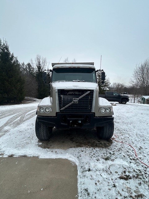 2002 VOLVO VHD - Image 6